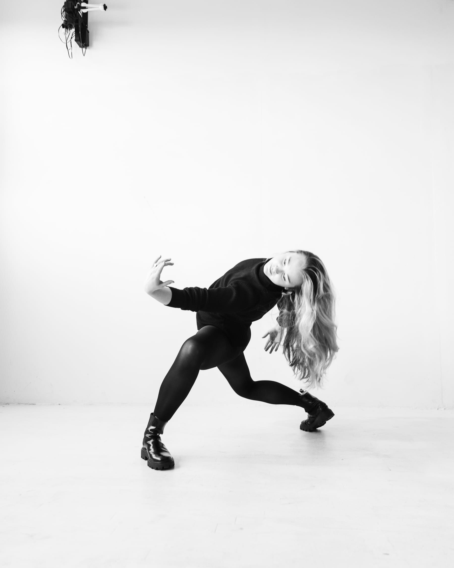Back-bend lunge, black and white